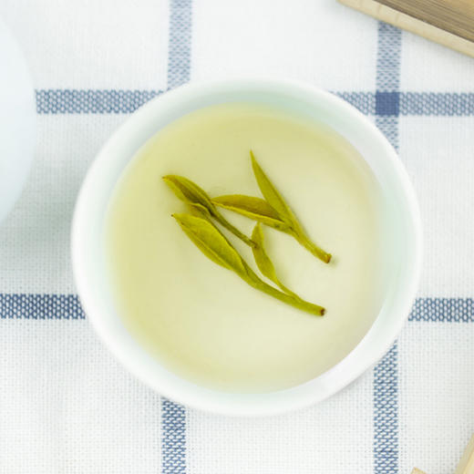 【2025明前头采特级春茶！】钱塘产区 西湖工夫特级明前龙井 臻味礼盒 2025新茶 250g(125g*2罐）*1提 茶叶礼盒装送礼长辈领导老丈人爸高档特级绿茶 商品图2