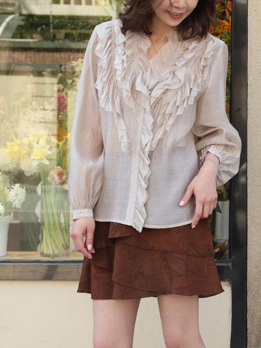 TYNVIE V领荷叶边褶皱衬衫 - 杏色 商品图11