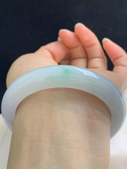 612532，57.6圈口，糯化飘绿正圈平安镯，很淡底色，接近白，飘一点绿，清爽秀气 商品图4