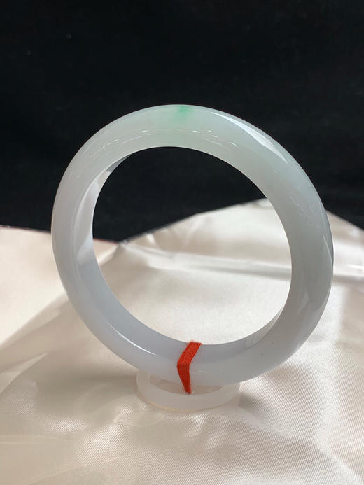 612532，57.6圈口，糯化飘绿正圈平安镯，很淡底色，接近白，飘一点绿，清爽秀气 商品图2