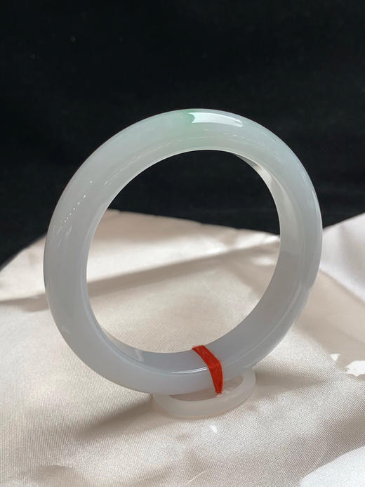 612532，57.6圈口，糯化飘绿正圈平安镯，很淡底色，接近白，飘一点绿，清爽秀气 商品图1