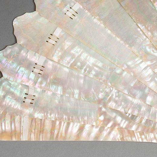独角鹿西洋古董 1860年代法国出品古典花卉主题手绘描金母贝精雕纯扇骨折扇 商品图2
