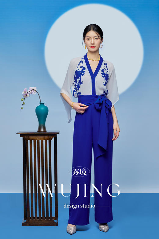 3205043 青花古韵 进口纹理蜂窝缎/韩国进口水晶乔其纱青花瓷定位印花上衣 雾境 商品图1