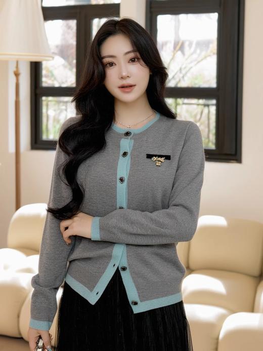 奢姿大码女装2025春季减龄胸针饰品时尚针织衫胖妹妹百搭简约上衣9651621750 商品图1