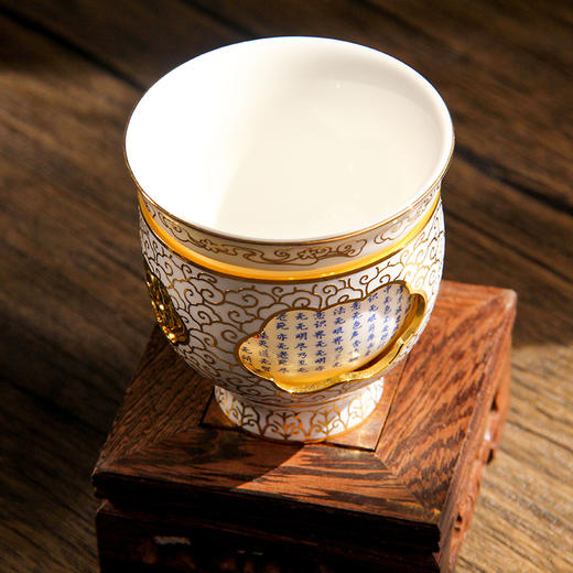 【同心同梦心经转心杯】内杯设计选取了佛教总纲的《心经》，以古代经典茶碗为原型，将金丝珐琅与陶瓷珐琅创意结合，打造可以360度旋转的禅意国风主人杯。 商品图7