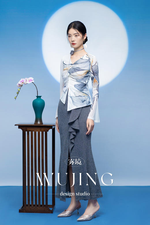 3205053 烟岚云岫 进口高弹氨纶网定位印花上衣 雾境 商品图1