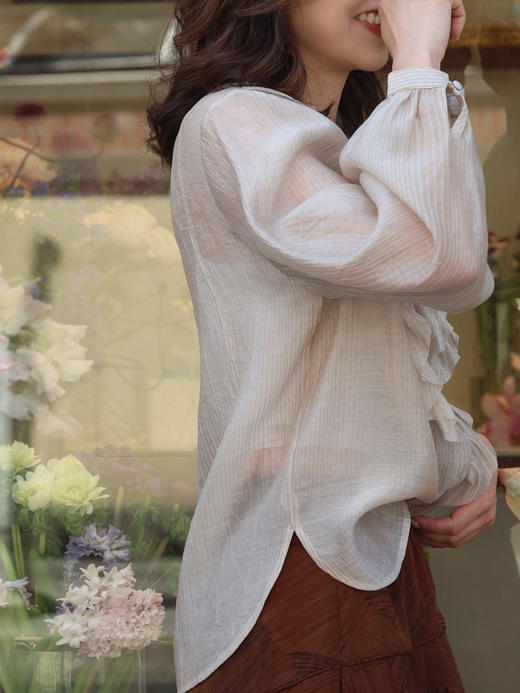 TYNVIE V领荷叶边褶皱衬衫 - 杏色 商品图5