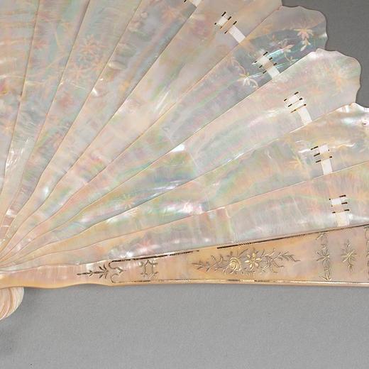 独角鹿西洋古董 1860年代法国出品古典花卉主题手绘描金母贝精雕纯扇骨折扇 商品图4