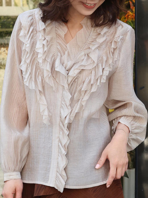 TYNVIE V领荷叶边褶皱衬衫 - 杏色 商品图1