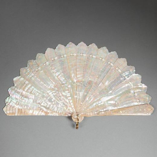 独角鹿西洋古董 1860年代法国出品古典花卉主题手绘描金母贝精雕纯扇骨折扇 商品图1