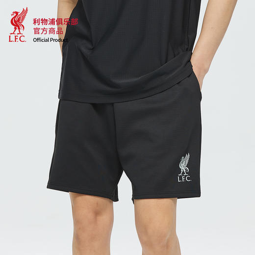 【官方正版】利物浦俱乐部 | 经典队徽黑色短裤简约运动舒适穿搭 商品图0