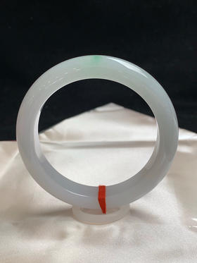 612532，57.6圈口，糯化飘绿正圈平安镯，很淡底色，接近白，飘一点绿，清爽秀气