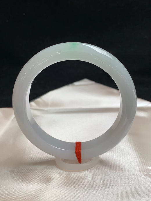 612532，57.6圈口，糯化飘绿正圈平安镯，很淡底色，接近白，飘一点绿，清爽秀气 商品图0