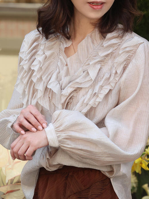 TYNVIE V领荷叶边褶皱衬衫 - 杏色 商品图0