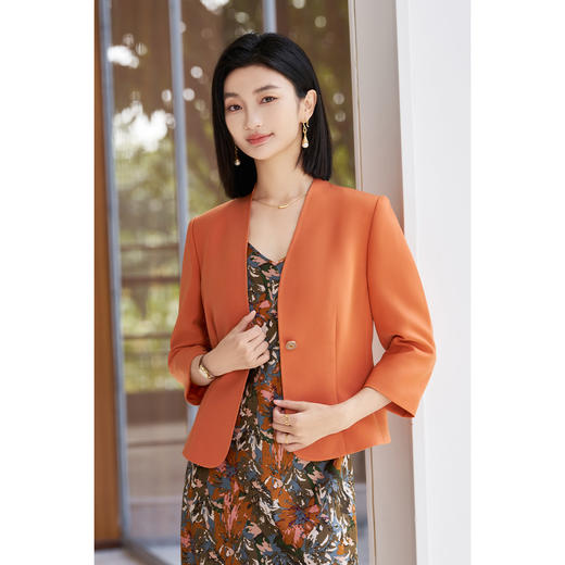 【预售7天】米思阳2026夏季新品优雅通勤风橙色小西装短款修身显瘦外套女1313/1205 商品图1