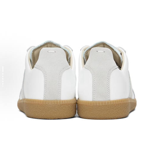 Maison Margiela MM6德训休闲板鞋 鬼才设计师品牌 真的超级百搭 万不要错过这双德训鞋～  鞋的版型也是我爱的那种厚度刚刚好～  脚感走起来很舒服、做工比较精细不会磨脚 商品图4