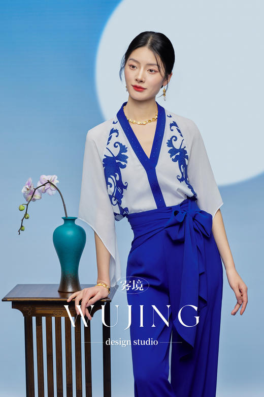 3205043 青花古韵 进口纹理蜂窝缎/韩国进口水晶乔其纱青花瓷定位印花上衣 雾境 商品图0