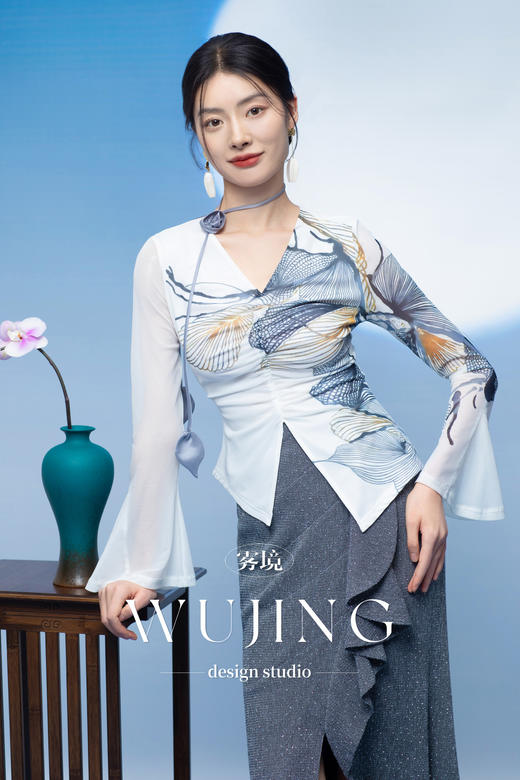 3205053 烟岚云岫 进口高弹氨纶网定位印花上衣 雾境 商品图0