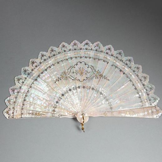 独角鹿西洋古董 1860年代法国出品古典花卉主题手绘描金母贝精雕纯扇骨折扇 商品图0
