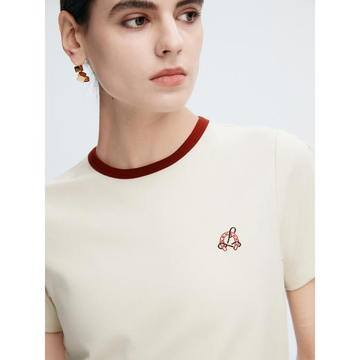 棉仓363601009-初棉复古撞色领口马蹄美式刺绣正肩合体T棉弹舒适感修腰T 商品图3