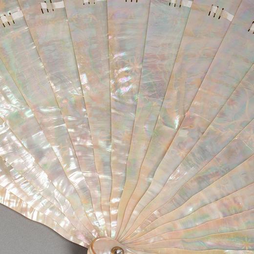 独角鹿西洋古董 1860年代法国出品古典花卉主题手绘描金母贝精雕纯扇骨折扇 商品图3