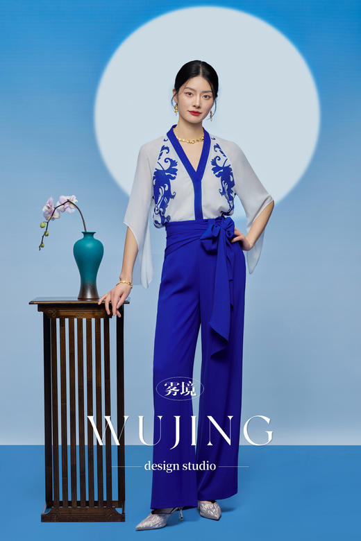 3205043 青花古韵 进口纹理蜂窝缎/韩国进口水晶乔其纱青花瓷定位印花上衣 雾境 商品图5