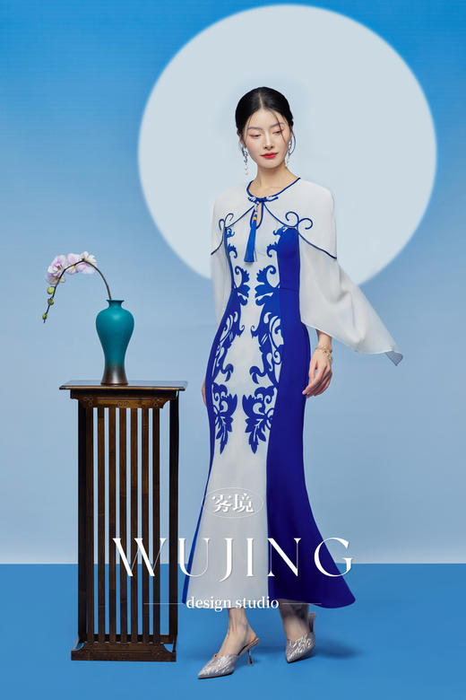 3205042 青花古韵 进口纹理蜂窝缎/韩国进口水晶乔其纱青花瓷定位印花连衣裙 雾境 商品图4
