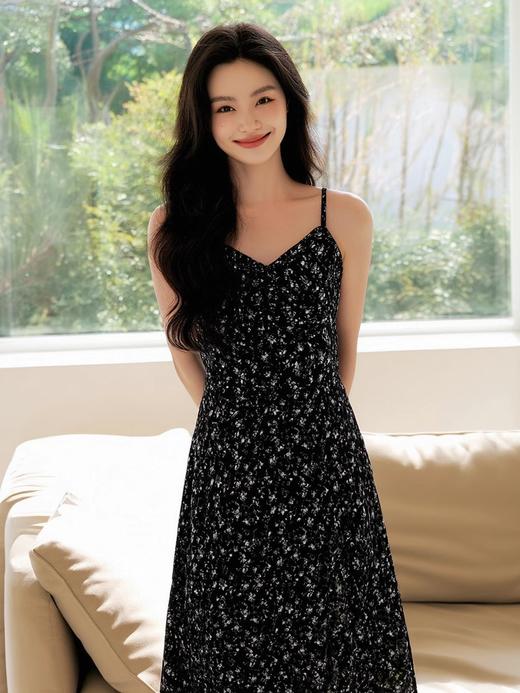 奢姿大码女装2025夏季气质减龄吊带连衣裙胖妹妹时尚碎花小黑裙9951853249B 商品图0