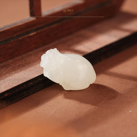 新疆国玉盟世玉【凝润貅灵】羊脂玉挂件【带证书·顺丰物流】 商品图3