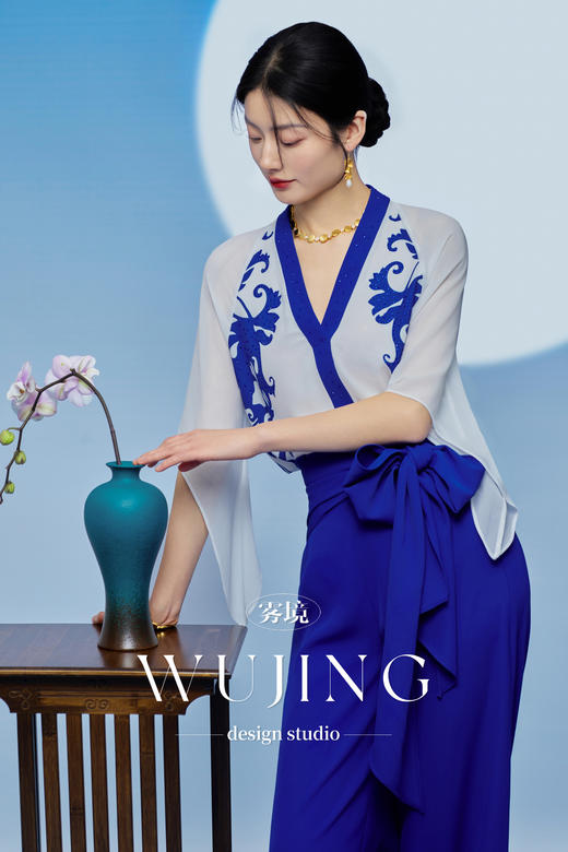 3205043 青花古韵 进口纹理蜂窝缎/韩国进口水晶乔其纱青花瓷定位印花上衣 雾境 商品图2