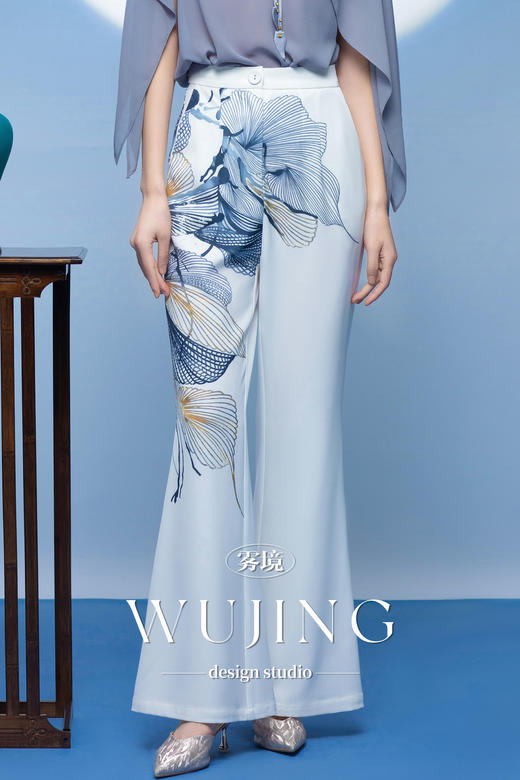 3205056 烟岚云岫 进口纹理蜂窝缎定位印花裤子 雾境 商品图0