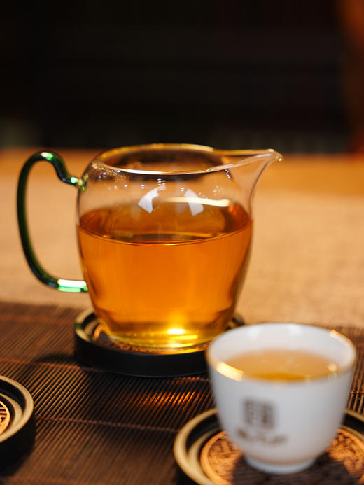 【私藏高货】【十年陈缅甸班章王】2015年春茶布朗山班章 边境古茶园普洱生茶撬饼 紫砂罐装250g 商品图2