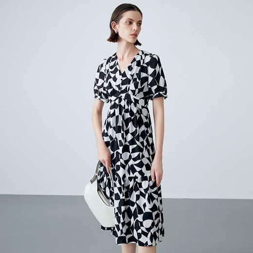 EITIE爱特爱夏款新品V领显瘦高腰印花连衣裙7807514 商品图3