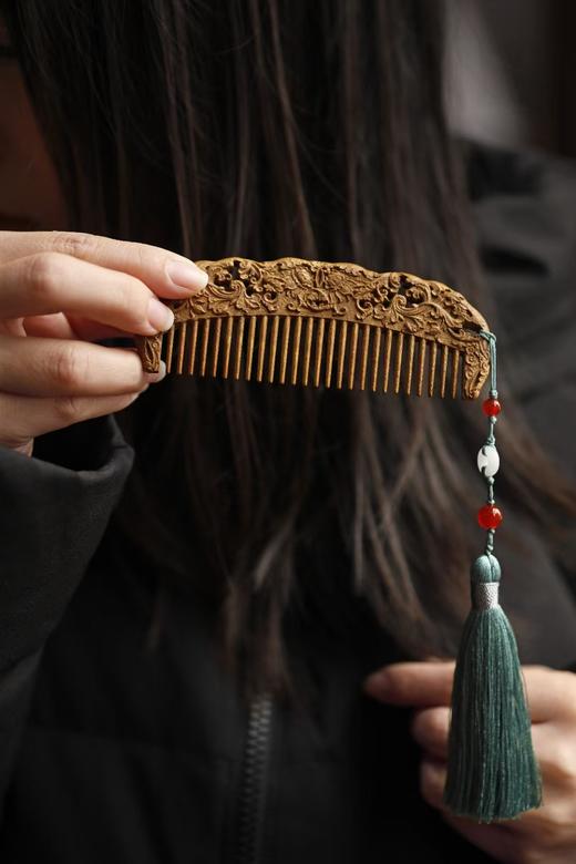 西番莲纹°金丝楠木梳 商品图6