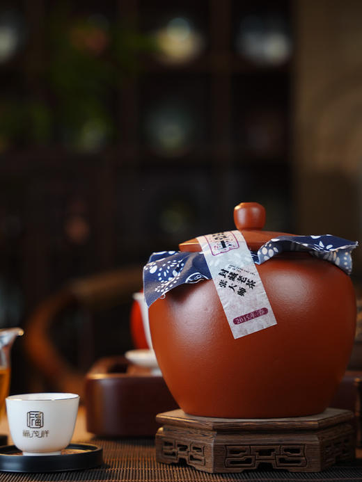 【私藏高货】【十年陈缅甸班章王】2015年春茶布朗山班章 边境古茶园普洱生茶撬饼 紫砂罐装250g 商品图6