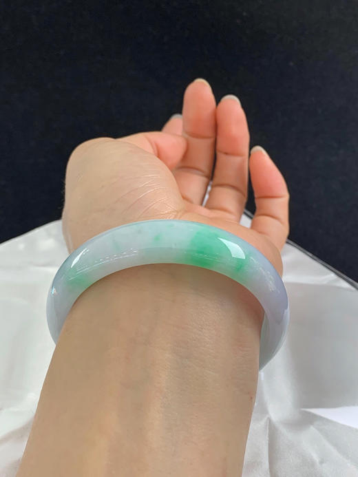 612541，58.6圈口，飘绿正圈平安镯，宽版，有淡紫色，底子细腻有水 商品图5