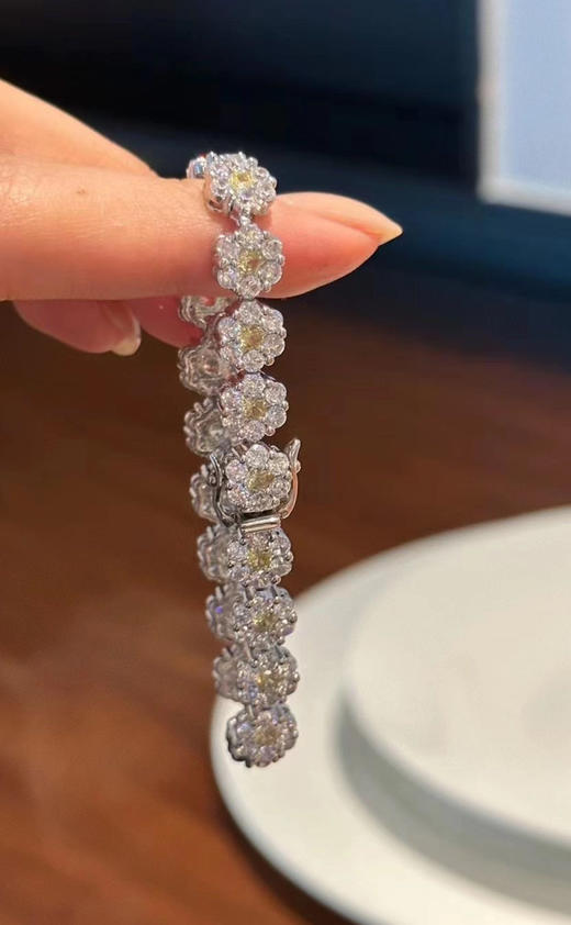 钻花！人间富贵！HATTON LABS 黄钻雏菊网球手链！

韩国订单，直接出口韩国的订单。做工要求非常严格。

官方价格36800 元

分为大号18cm，小号16.5cm 商品图12