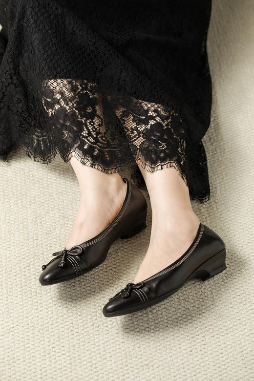 【小香风定制单鞋】现货！专属定制【香港设计师专定单鞋】无同款！匹配专柜5000【花粉专属】匠心春夏女鞋 原创高定款，从去年设计到今年出款！小香风经典款女单鞋优雅蝴蝶结，不掉跟不磨脚 商品图3