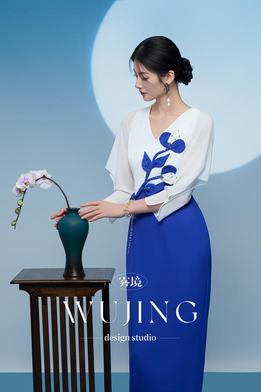 3205045 青花古韵 进口纹理蜂窝缎/韩国进口水晶乔其纱连衣裙 雾境 商品图1