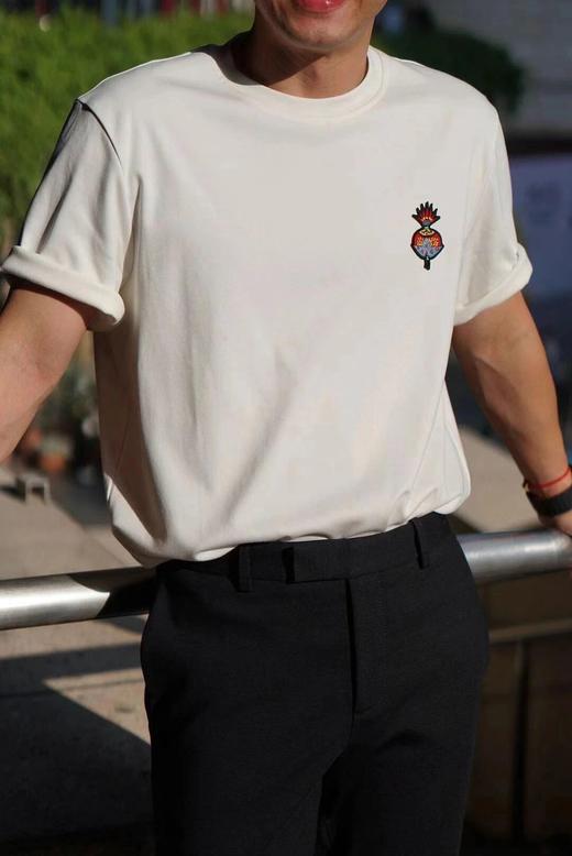 爆仓48小时内发货！【高质感重磅纯棉】2025新春“福寿三多”情侣短袖 直筒版型+石榴刺绣设计 简约百搭 舒适透气 男女同款 商品图4