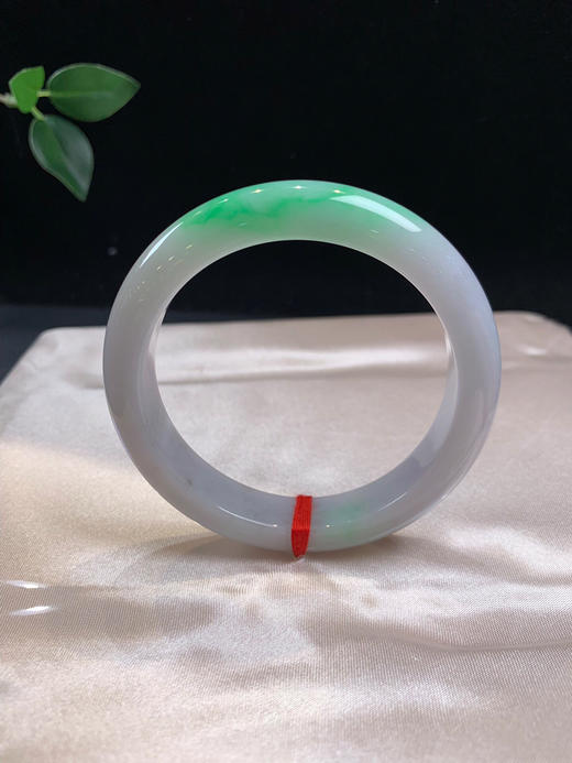 612533，56.5飘阳绿手镯，清新白底青，带一截阳绿色，干净清爽 商品图0