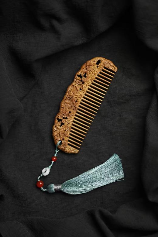 西番莲纹°金丝楠木梳 商品图4