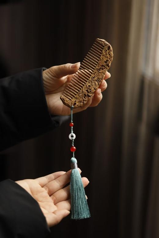 西番莲纹°金丝楠木梳 商品图5