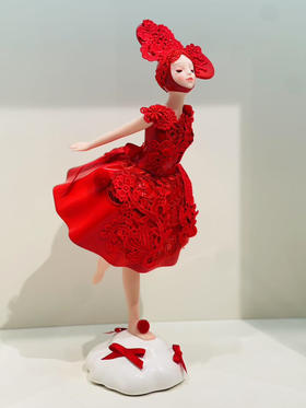 郭玲《红僖仕》然女孩