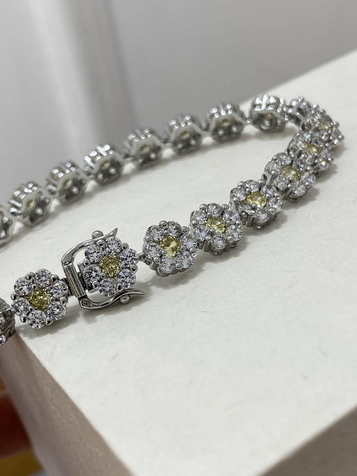 钻花！人间富贵！HATTON LABS 黄钻雏菊网球手链！

韩国订单，直接出口韩国的订单。做工要求非常严格。

官方价格36800 元

分为大号18cm，小号16.5cm 商品图6