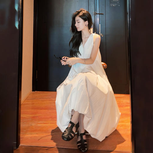 COCO ZONE 刘一一 25新款纯色宽松无袖V领连衣裙ACD2A0399 商品图2