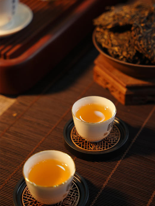 【私藏高货】【十年陈缅甸班章王】2015年春茶布朗山班章 边境古茶园普洱生茶撬饼 紫砂罐装250g 商品图3