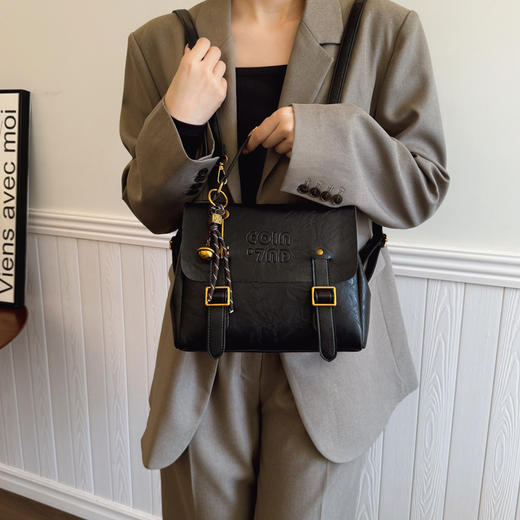 【品质包包 | BFAG.Profit 女士包包合集】装饰精致配色百搭不沉闷， 皮面手感细腻耐磨质感满满，握感舒适，即使长时间手提也不会感到勒手，款式多多从甜美可爱风到优雅气质范，总有一款能击中你的心 商品图10