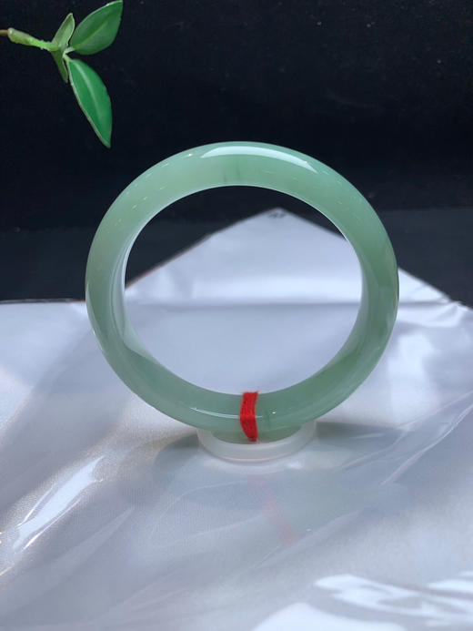 612536，56.8绿底正圈手镯，特别清新秀气，整体润润 商品图2