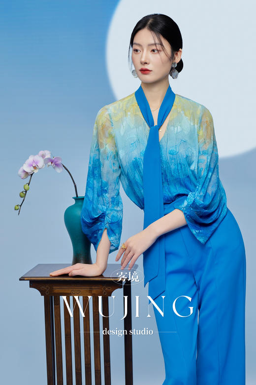 3205164 琉璃蓝梦 韩国进口水晶纱定位印花上衣 雾境 商品图1